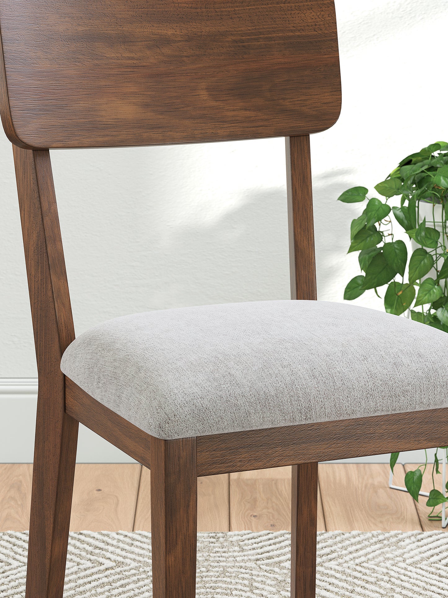 Lyncott Dining Room Table Set